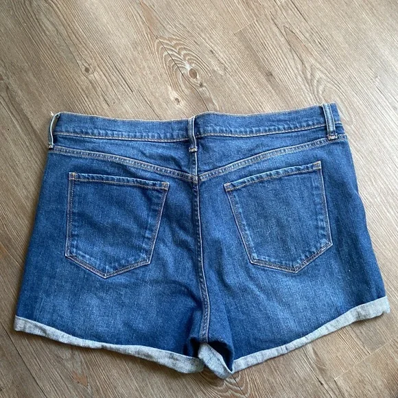 Old Navy Boyfriend Shorts - Picture 3 of 3